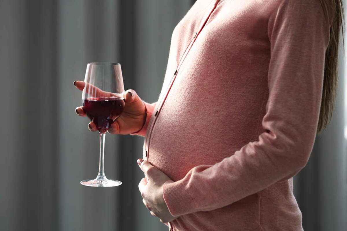 Të pish sasi të vogla të alkooli gjatë shtatzënisë është mjaftueshëm për të ndryshuar trurin e foshnjës, zbulon studimi