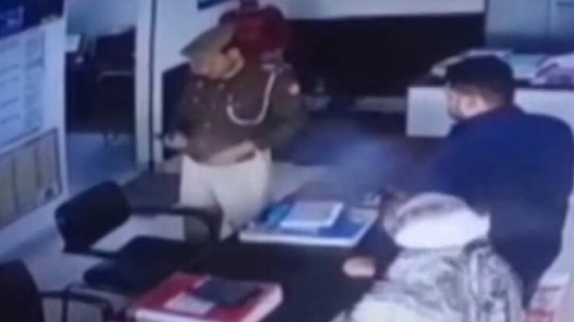 Kishte shkuar për ta verifikuar pasaportën, gruaja nga India qëllohet aksidentalisht me plumb në kokë nga polici që i shkrep revolja