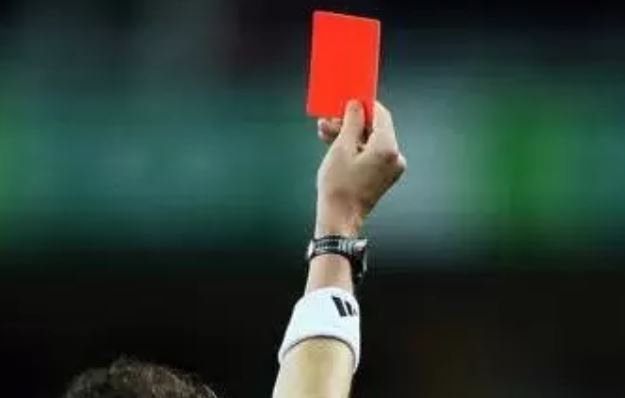 Kërcënuan dhe goditën arbitrin, shkualifikohet i gjithë ekipi