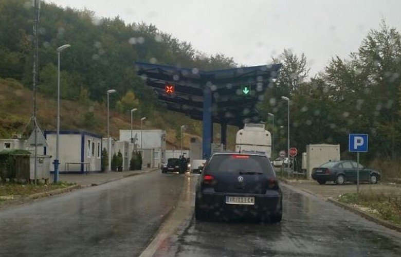 Rikthehen kolonat në kufi, në Jarinjë udhëtarët presin 1 orë e gjysmë