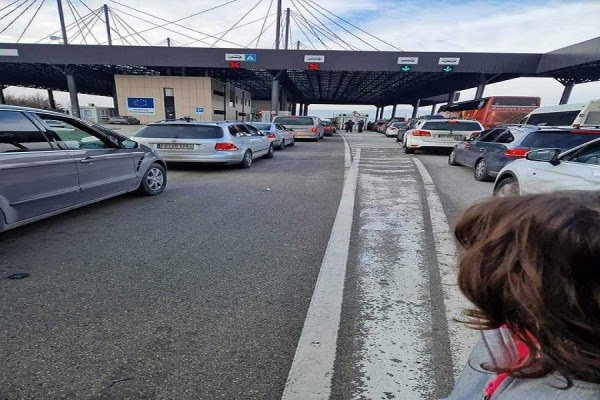 ​Gjendja aktuale në pikat kufitare, kolona te Dheu i Bardhë