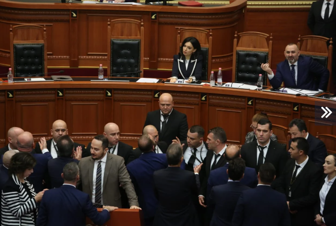 Seancë e pazakontë në Kuvend/ Korreshi me bilbil, deputetët e tjerë i bien tavolinave