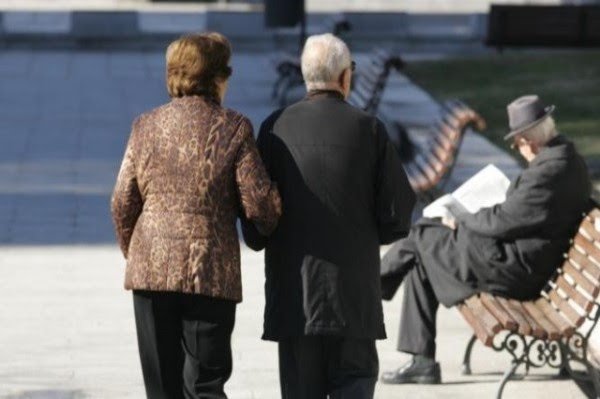 ​Ndryshon përsëri mosha e daljes në pension në Shqipëri, rritet edhe periudha për sigurimet