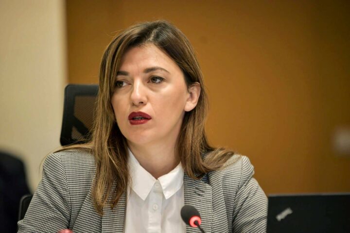 Albulena Haxhiu del para gjykatës për gazin lotsjellës, deklarohet e “pafajshme”