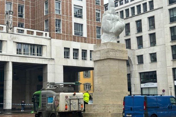 ​Milano: Aktivistët e mjedisit e lyen statujën me të verdhë