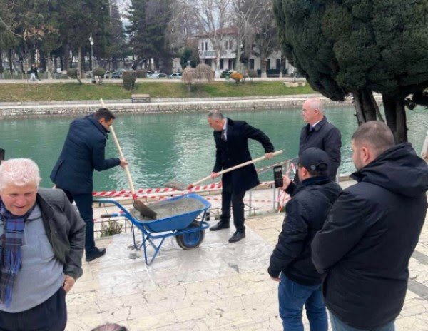 Vihet gurthemeli i Pllakës Memoriale në Strugë