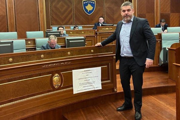 Përplasje në Kuvend, PDK-ja vendos pankartë me porosinë për Kurtin