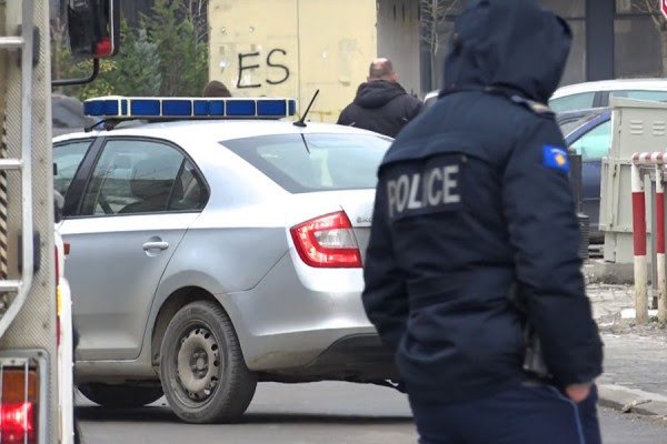 ​Personi që plagosi dy gra dyshohet se është vetplagosur, gjuajti me armë në drejtim të policisë