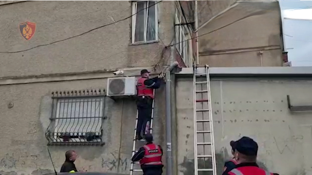 ‘Fije’ edhe në Vlorë, çmontohen 4 kamera sigurie/ Dyshohet se i përkasin krimit të organizuar
