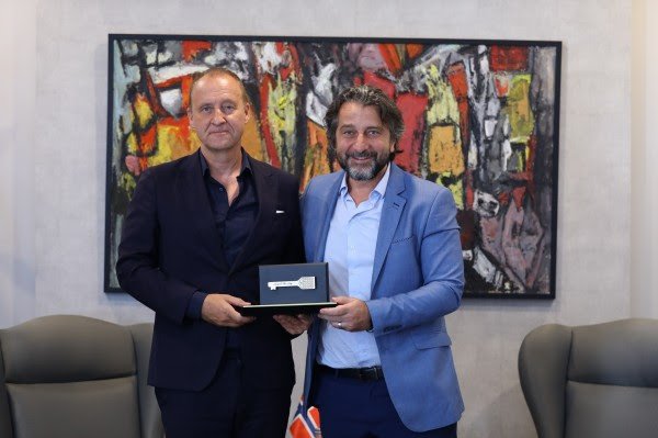 ​Ambasadori i Norvegjisë nderohet me “Çelësin e Qytetit” të Prishtinës