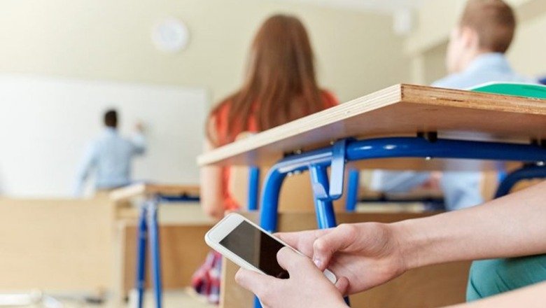 Raporti i OKB-së, rekomandon ndalimin e telefonave inteligjentë në shkollë!