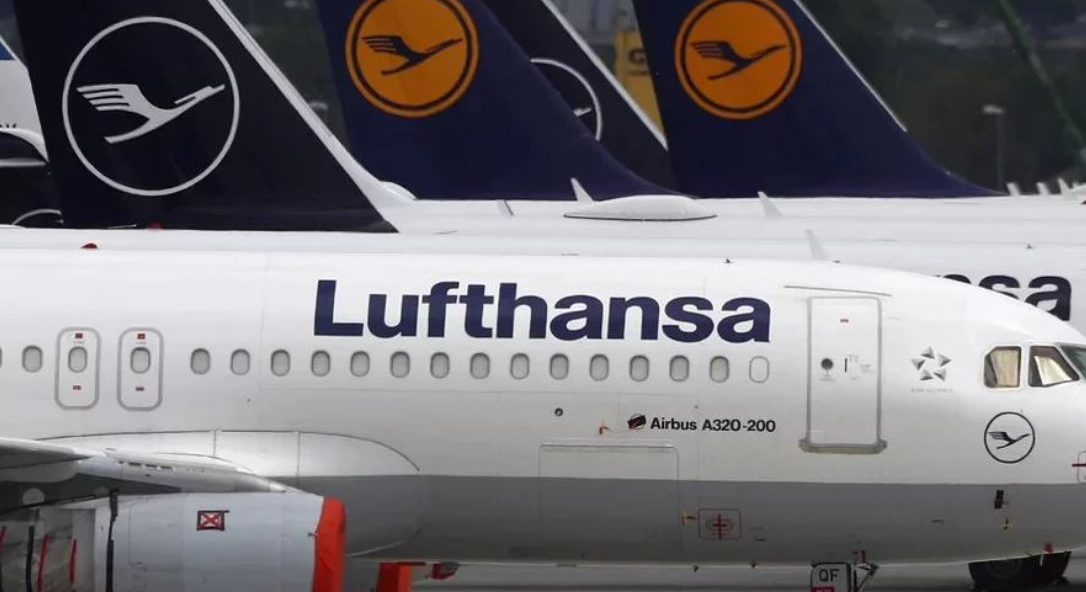 E pazakontë/ 27-vjeçarja zhvishet nudo në avion dhe kafshon policin