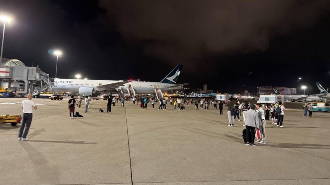 Të paktën 11 pasagjerë u lënduan duke u evakuuar pasi një aeroplan “ndërpreu” ngritjen në aeroportin e Hong Kongut