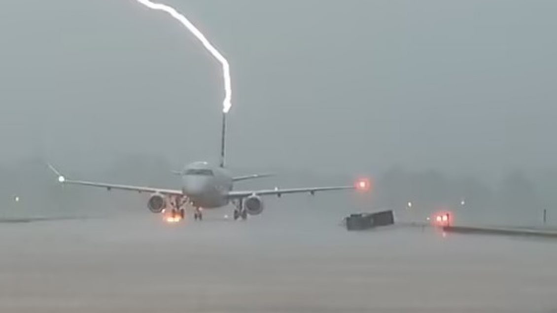 Pamjet/ Rrufeja godet aeroplanin plot me pasagjerë pasi u ul gjatë një stuhie në Arkansas