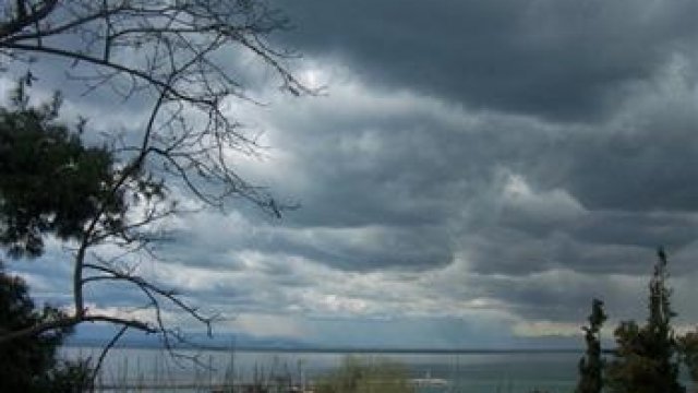 Pas temperaturave ‘përvëluese’ rikthehen reshjet e shiut, ja parashikimi i motit për nesër