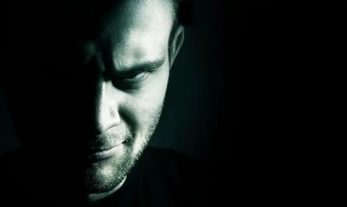 Personaliteti i errët dhe vendimet morale: si lidhen ato?