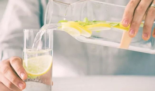 Lëng limoni dhe kripë, kështu largoni dhimbjen e fortë të kokës
