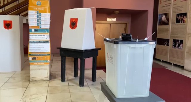 Votimet deri në mesditë në të gjithë vendin, ky është qyteti model me pjesëmarrjen më të lartë