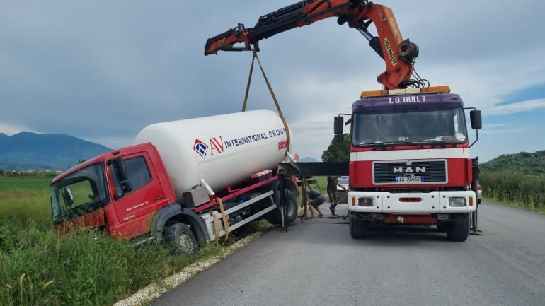 Aksident në aksin Sarandë- Delvinë, autoboti i gazit del nga rruga, fatmirësisht asnjë i lënduar