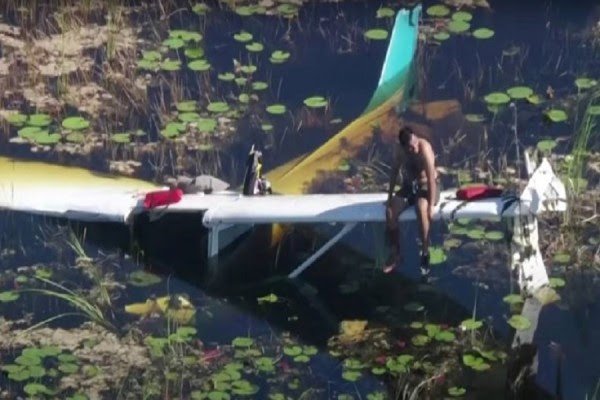 ​Aeroplani rrëzohet në një moçal me krokodilë, piloti u shpëtua me helikopter