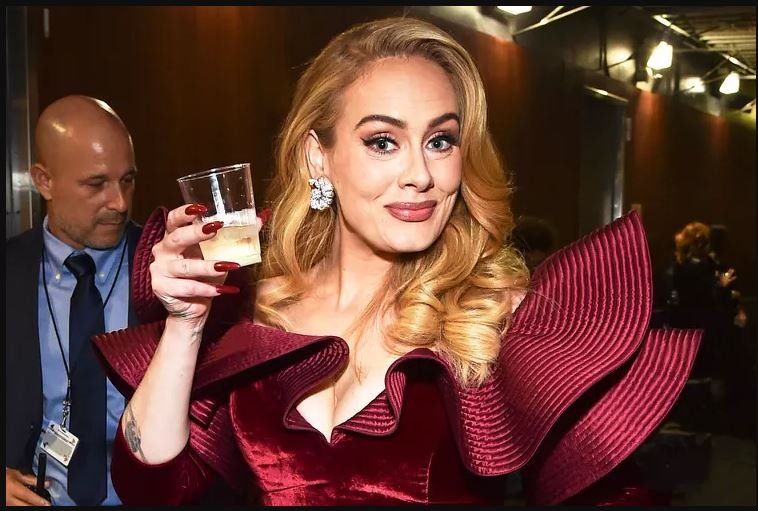 Adele i kthehet sërish pirjes së alkoolit