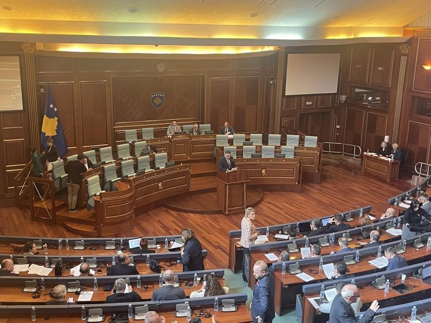 Pozitë e opozitë bashkë - Miratohet deklarata për sulmin në Banjskë, dështon propozimi për policët