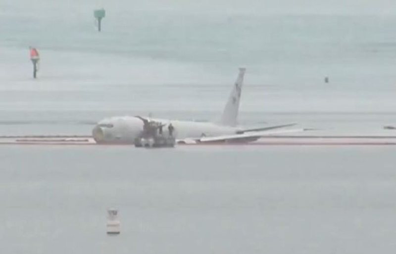 Panik në aeroport, avionit i ndodh e papritura, rrëshqet nga pista 