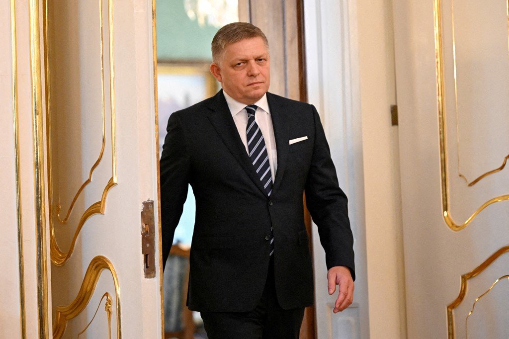 Qeveria e re sllovake do të ndalojë ndihmën ushtarake për Ukrainën