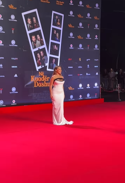 Premiera e filmit “Në kuadër të dashurisë” – Olta Gixhari merr vëmendje me dukjen elegante