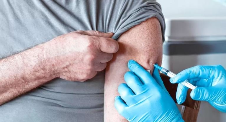 Vaksinat për Covid-19 dhe grip në Angli zhvillohen më herët seç ishte menduar
