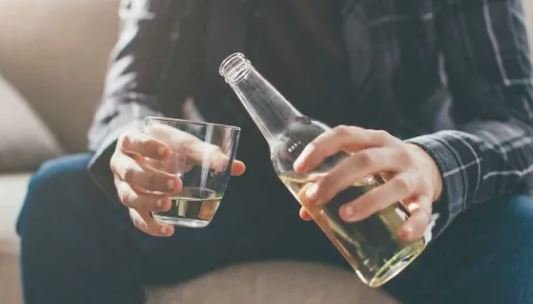 Thuajini “jo” alkoolit nëse jeni me stomakun bosh