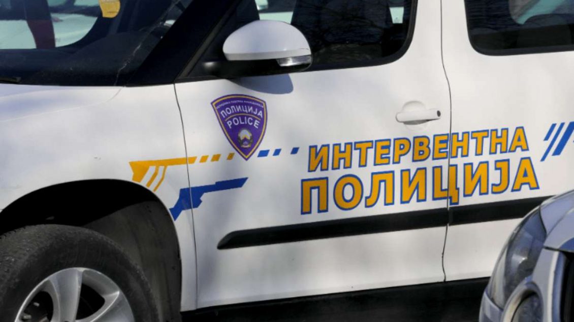 Sulmohen policët në Strugë, u tërhoqën zvarrë