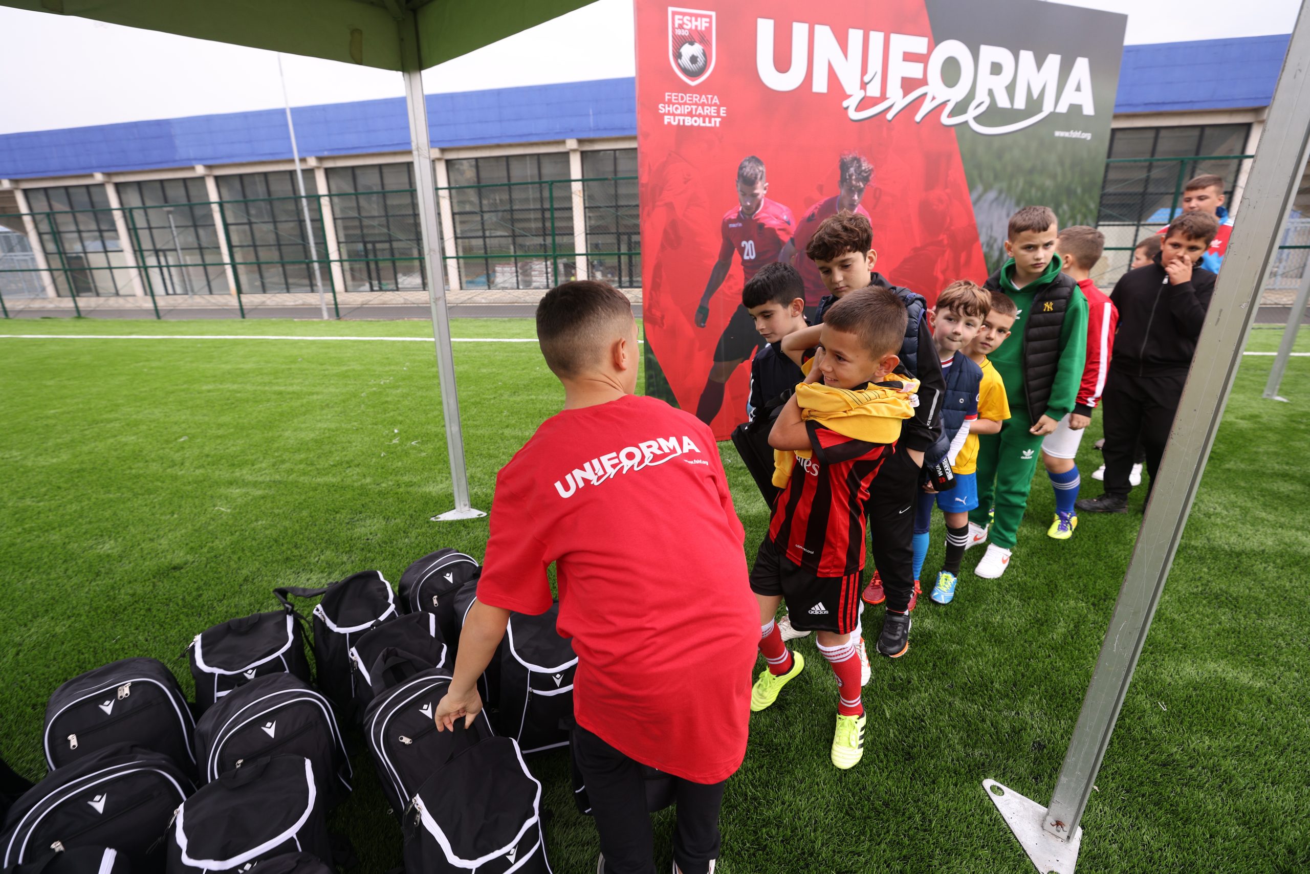 Projekti “Uniforma Ime” vjen me disa risi dhe me rritjen e numrit të fëmijëve të regjistruar në futboll!