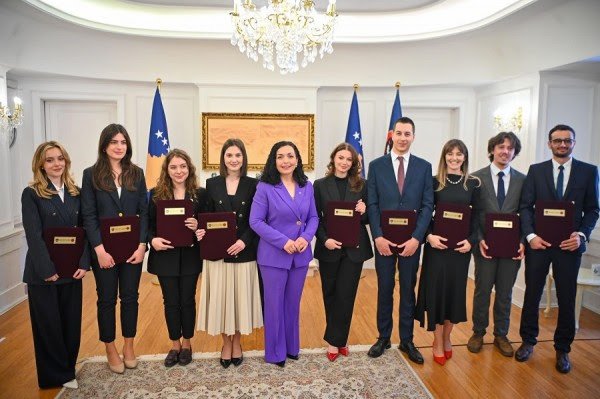 Mirënjohje Presidenciale u ndahet studentëve të UP-së që zunë vendin e tretë në garën prestigjioze të drejtësisë