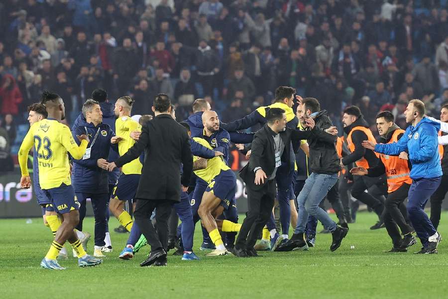 Dhuna ndaj lojtarëve të Fenerbahces, merret vendimi për Trabzonsporin