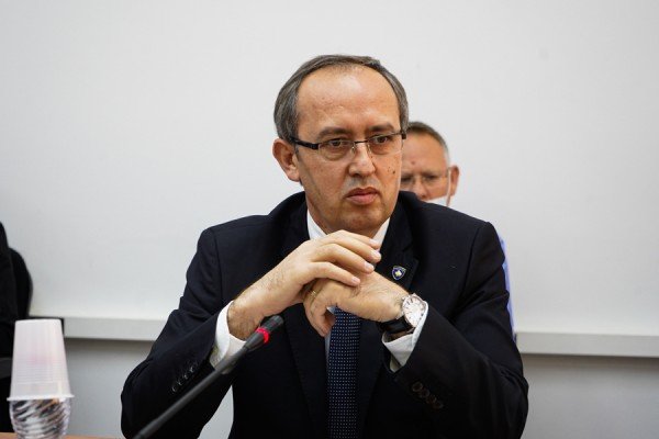 Hoti: Qeveria dëmshpërbleu disa kompani me miliona, por jo edhe arsimtarët, mjekët e veteranët