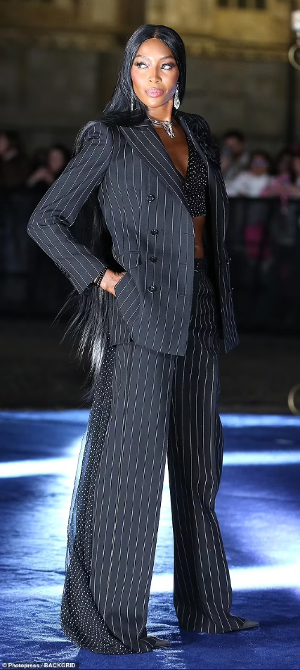 Naomi Campbell shfaqet me një kostum elegant, në eventin e Dolce & Gabbana në Milano