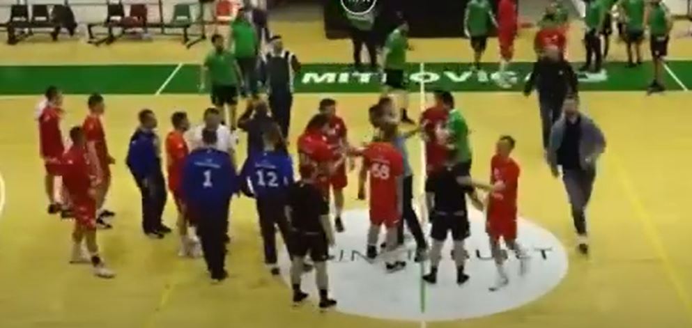 Momenti kur personi civil godet me grusht gjyqtarin n&euml; Mitrovic&euml;, tollovi e madhe
