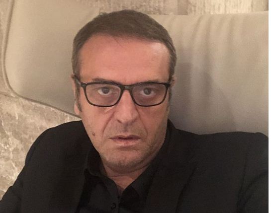 Këngëtari tregon se si u sjell Sinan Vllasaliu me policinë zvicerane gjatë arrestimit