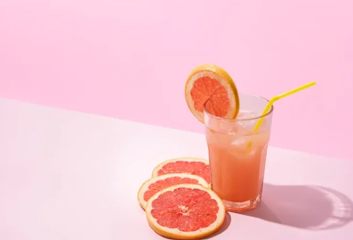 Pse lëngu i freskët i frutave nuk është gjithmonë i shëndetshëm