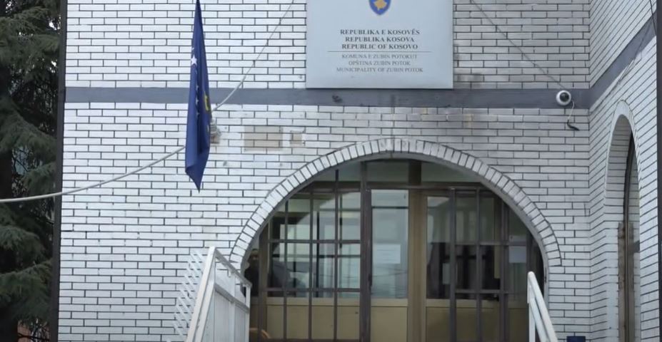 Pamje nga hapja e vendvotimeve n&euml; Zubin Potok
