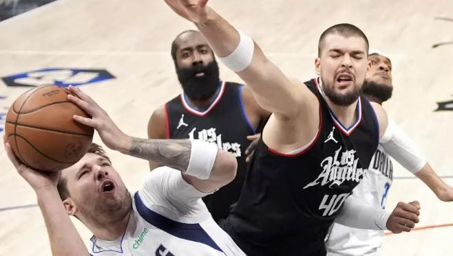 Dallas dhe Indiana barazojnë serinë e çerekfinaleve
