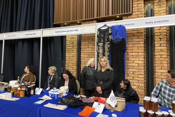 Mbi 70 biznese të vogla të komuniteteve jo shumicë marrin pjesë në panairin e biznesit të programit IV