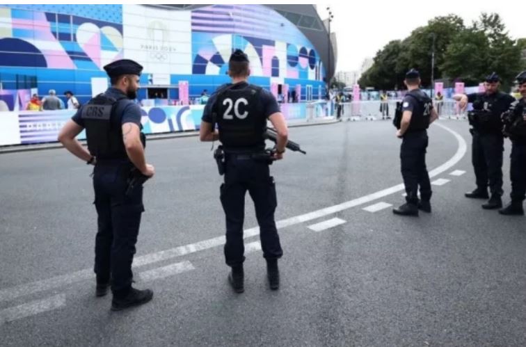 Alarmohet Parisi, policia has në një objekt të dyshimtë