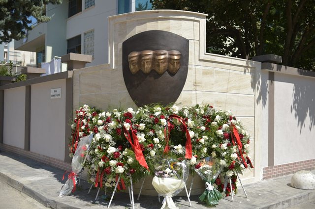 Ceremoni përkujtimore në nder të 4 policëve të rënë në krye të detyrës, një rrugë në Durrës merr emrin “Dëshmorët e Policisë”