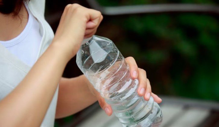 Ti si të duash, por ekspertët thonë të mendohesh dy herë para se të pish ujë nga shishja plastike