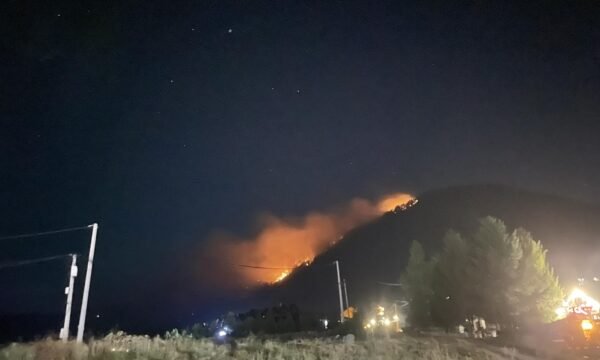 Bjeshkët e Prevallës kaplohen nga zjarri, Policia u vihet në ndihmë zjarrfikësve dhe vullnetarëve për ta shuar