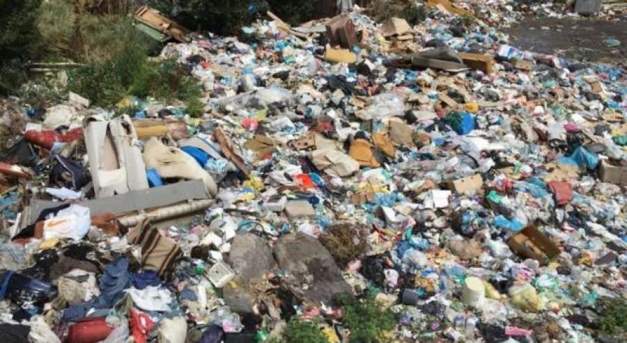 Deponia ilegale e mbeturinave po digjet që disa ditë në lagjen Kodra e Timave