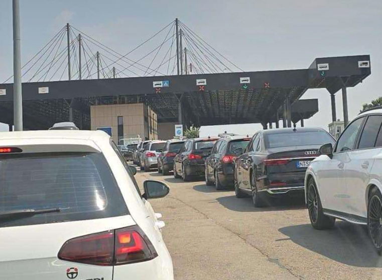 Kjo është gjendja momentale në pikat kufitare – në Merdare pritet deri në 3 orë, kolona 2 kilometra