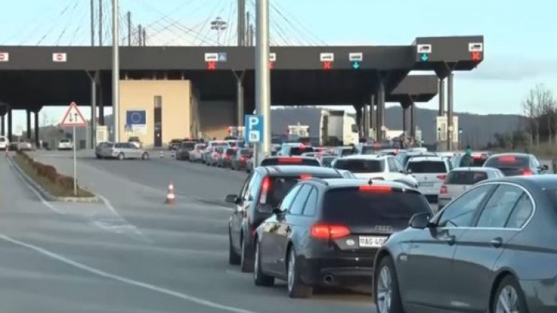 Gjendje e qetë në pikëkalimet kufitare për dalje nga Kosova, kolona deri 50 metra në Merdarë